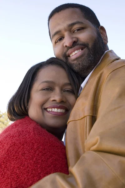 Maduro afroamericano pareja riendo y abrazando . — Foto de Stock