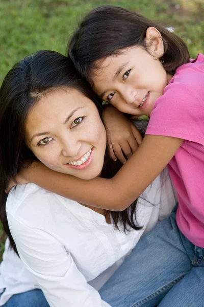Aimer Asain mère et sa fille souriant . — Photo