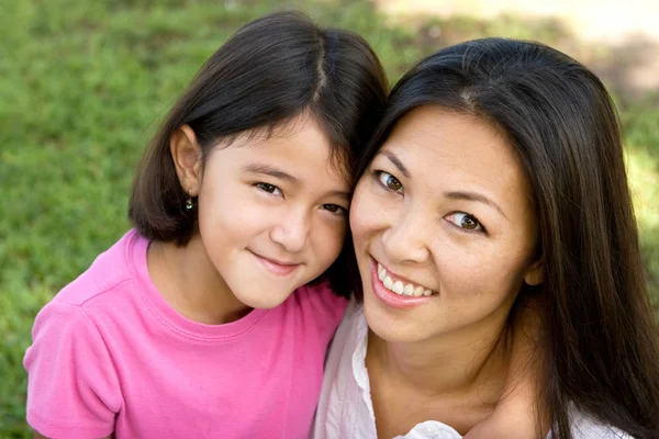 Aimer Asain mère et sa fille souriant . — Photo