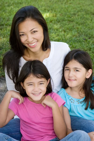 Amar a la madre de Asain y a sus hijas sonriendo . —  Fotos de Stock