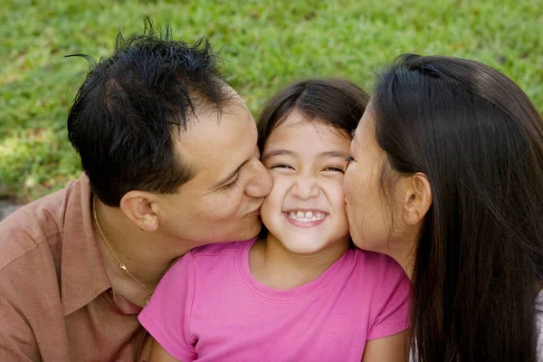 Amar a los padres de Asain y sus hijas sonriendo . — Foto de Stock