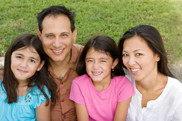 Amar a los padres de Asain y sus hijas sonriendo . —  Fotos de Stock