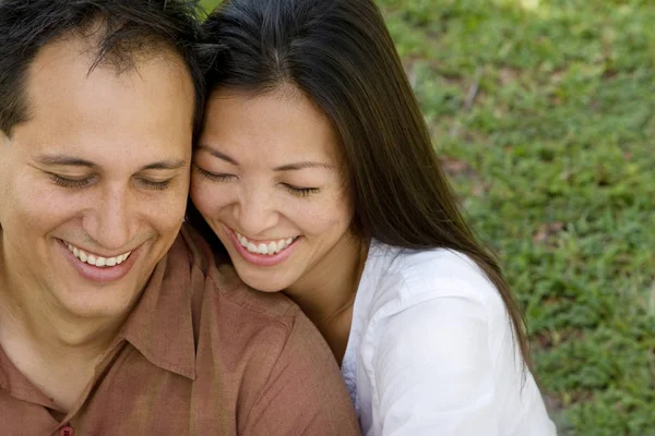 Retrato de una pareja asiática riéndose y abrazándose . —  Fotos de Stock