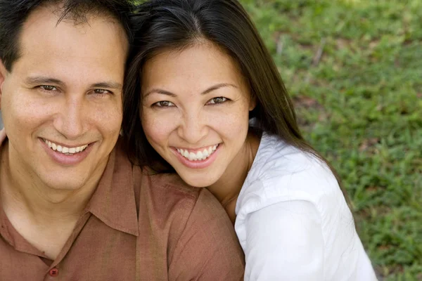 Retrato de una pareja asiática riéndose y abrazándose . —  Fotos de Stock