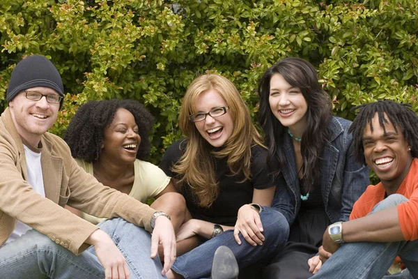 Grupo diverso de pessoas falando e rindo . — Fotografia de Stock
