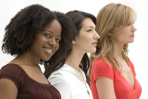 Grupo diverso de mulher isolada em branco . — Fotografia de Stock