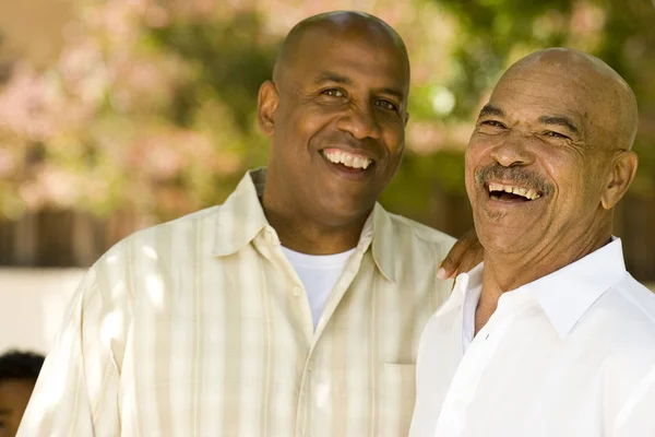 Padre afroamericano y su hijo adulto . — Foto de Stock