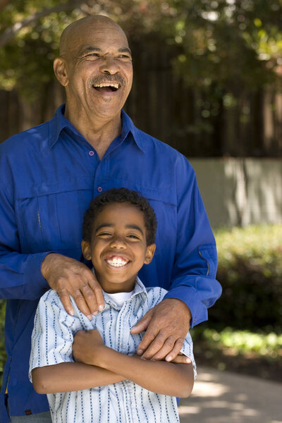 Афроамериканец и его взрослый сын
.