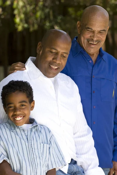 Abuelo con su hijo adulto y nieto . — Foto de Stock