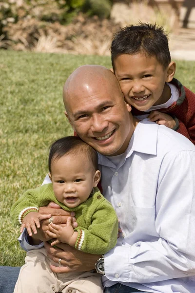 Счастливый отец-азиат и два его сына . — стоковое фото