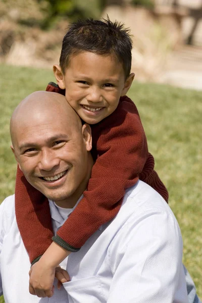 Счастливый азиатский отец и его маленький мальчик . — стоковое фото