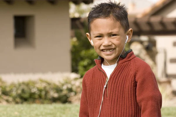 Feliz asiático pequeño niño sonriendo de pie fuera . —  Fotos de Stock