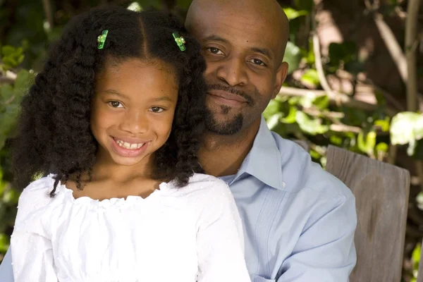 Amoroso pai afro-americano e sua filha . — Fotografia de Stock