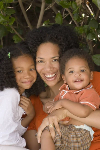 Amare i genitori afroamericani e i loro figli . — Foto Stock