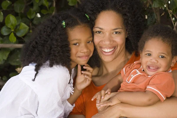 Kärleksfull African American föräldrar och deras barn. — Stockfoto