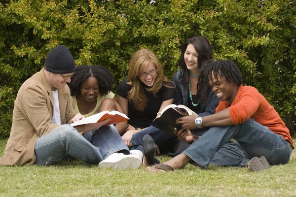 Diverso grupo de personas leyendo y estudiando . Imagen de stock