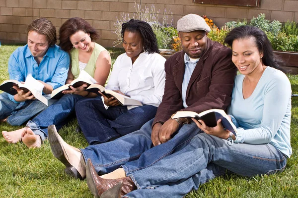 Vielfältige Gruppe von Menschen, die lesen und studieren. — Stockfoto