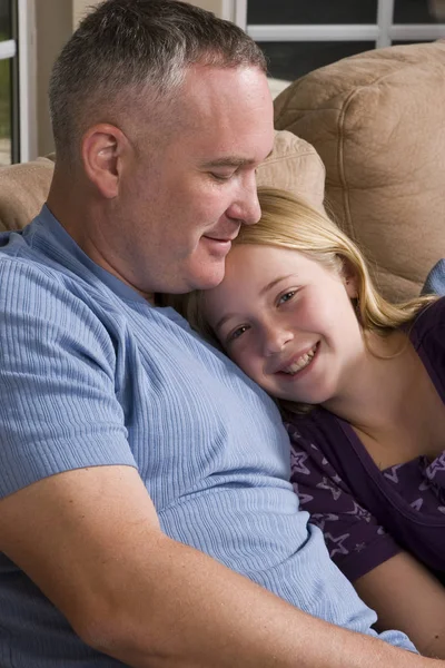 Liefdevolle vader tijd doorbrengen met zijn dochter thuis. — Stockfoto