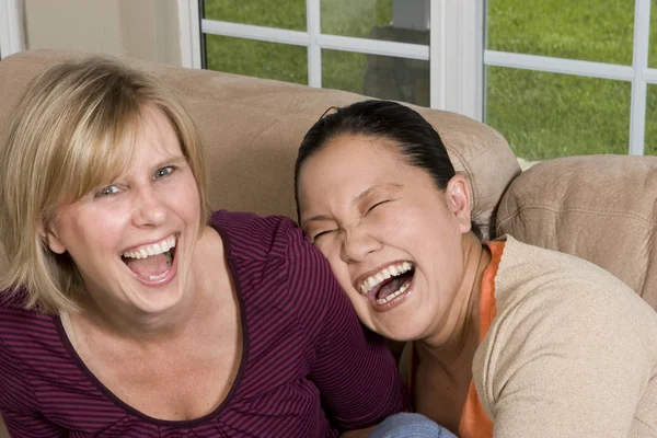 Friends hanging out at home laughing and talking. — Stock Photo, Image