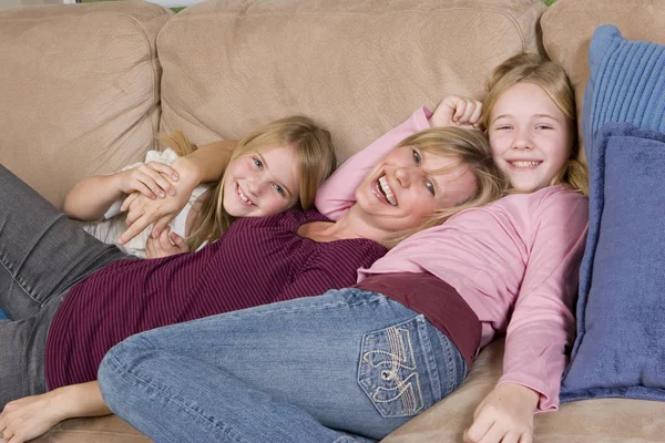 Liefdevolle moeder tijd doorbrengen met haar dochters thuis. — Stockfoto
