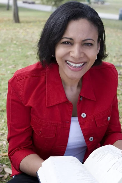 Saludable mujer afroamericana mayor sonriendo afuera . — Foto de Stock