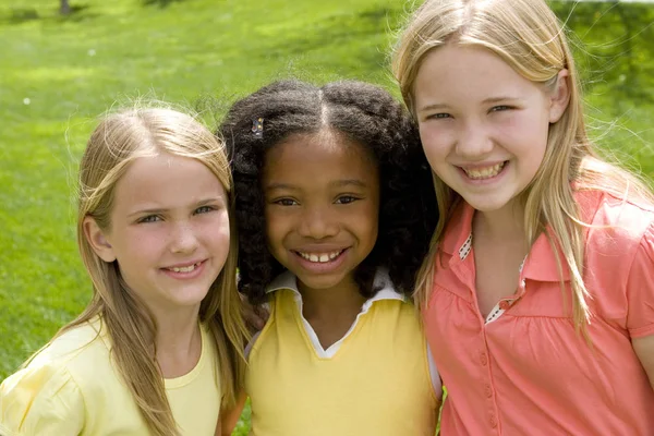 Щаслива різноманітна група маленьких дівчат . — стокове фото