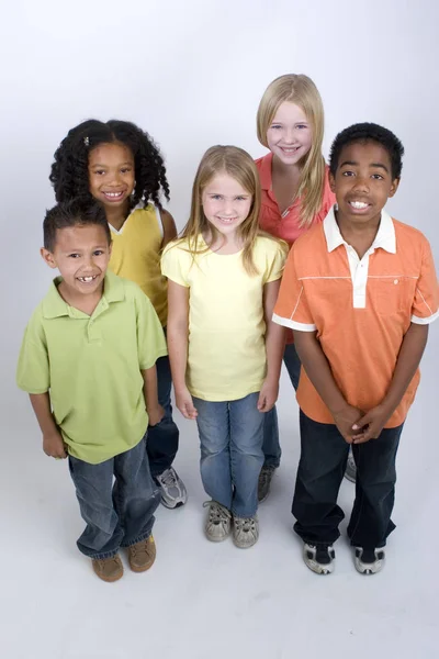 Felice gruppo diversificato di bambini isolati su bianco . — Foto Stock