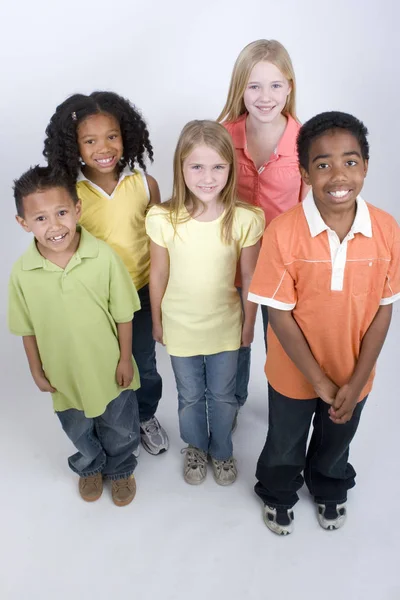 Felice gruppo diversificato di bambini isolati su bianco . — Foto Stock