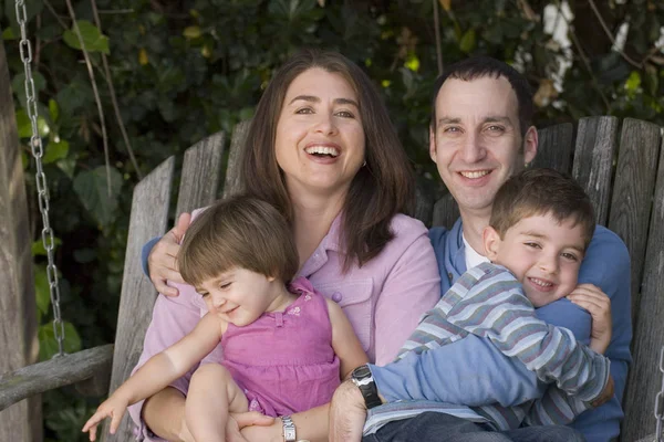 Retrato de uma família feliz sorrindo e rindo . — Fotografia de Stock