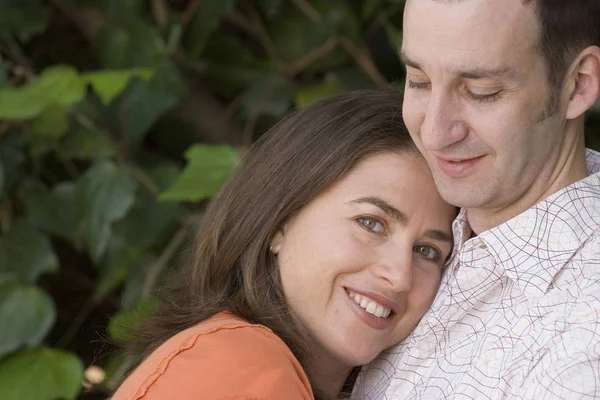 Pareja feliz sentada en un banco afuera . —  Fotos de Stock