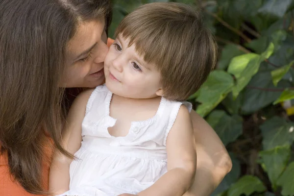 Porträt einer glücklichen Mutter und ihrer Tochter. — Stockfoto