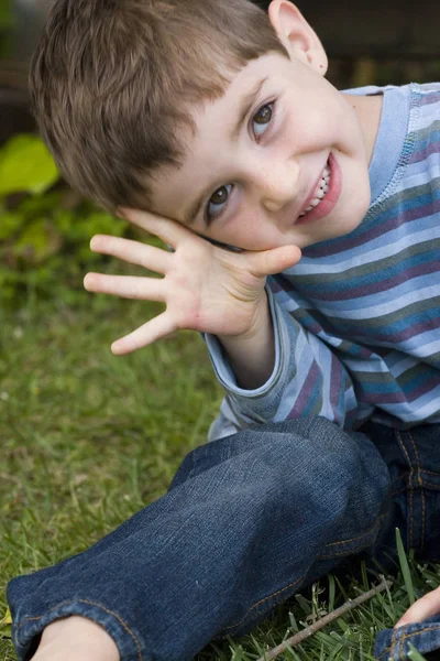 Menino doce rindo e sorrindo . — Fotografia de Stock