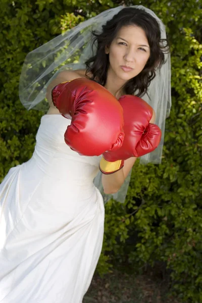 Kızgın gelin düğün elbise ve Boks eldiveni. — Stok fotoğraf