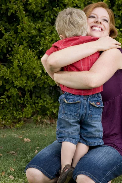 Bir anne ve oğlu sarılma portresi. — Stok fotoğraf