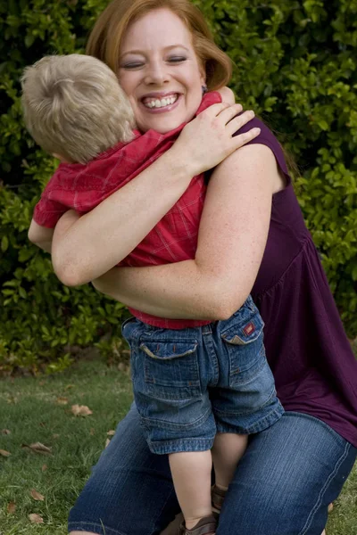 Porträt einer Mutter und eines Sohnes, die sich umarmen. — Stockfoto