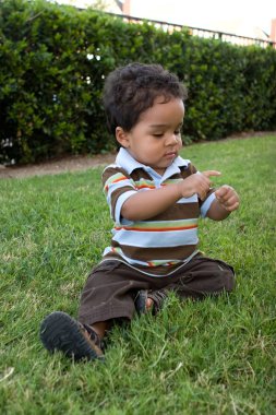 Bir İspanyol çocuk baş ve omuzlar portresi.