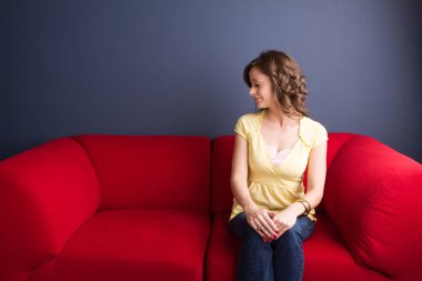 Mutsuz kadın vurguladı ve üzgün arıyor.