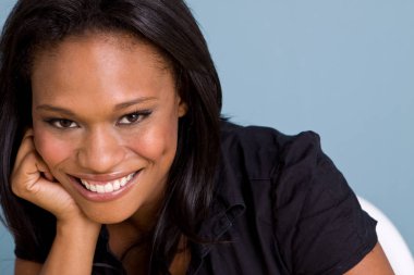 Mutlu Afro-Amerikan kendine güvenen kadın.