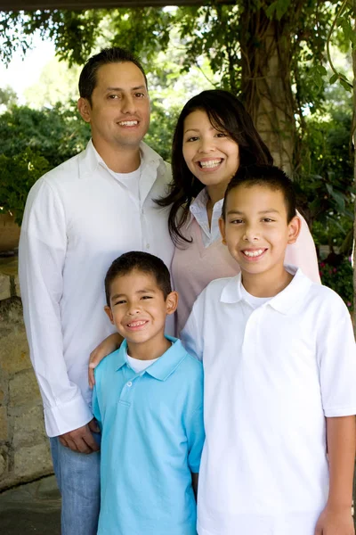 Feliz mãe hispânica e pai com seus filhos . — Fotografia de Stock