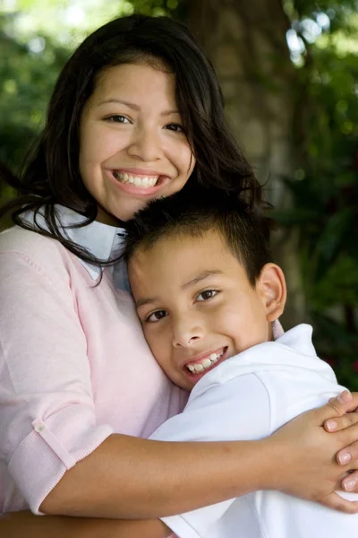 Щасливі іспаномовні матері і сина. — стокове фото