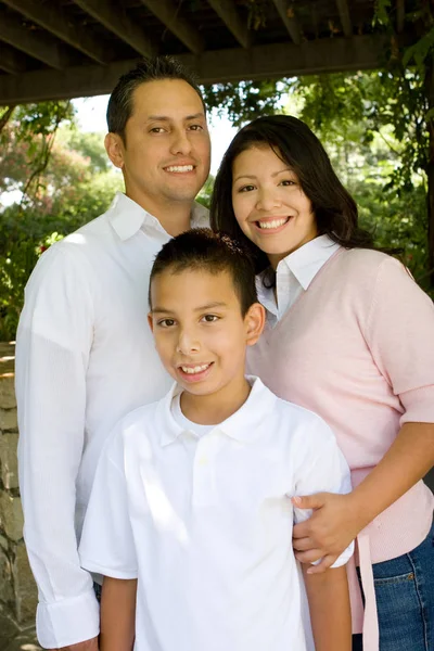 Feliz mãe hispânica e pai com seus filhos . — Fotografia de Stock