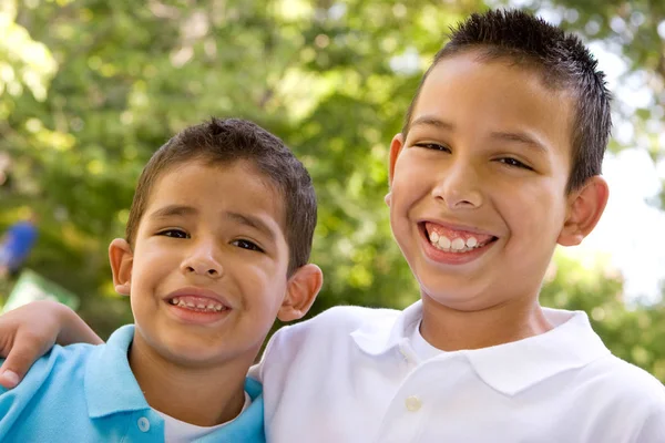 Retrato de irmãos hispânicos felizes lá fora . — Fotografia de Stock