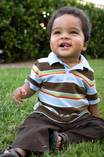 Cabeça e ombros retrato de um menino hispânico . — Fotografia de Stock