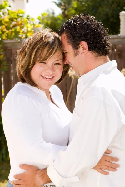 Gelukkige hispanic paar lachen en glimlachen. — Stockfoto