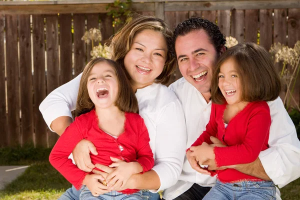 Feliz madre y padre hispano con sus hijas . — Foto de Stock