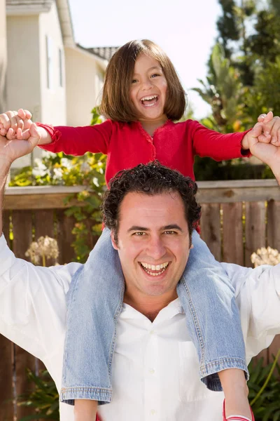 Feliz padre hispano y su hija . — Foto de Stock