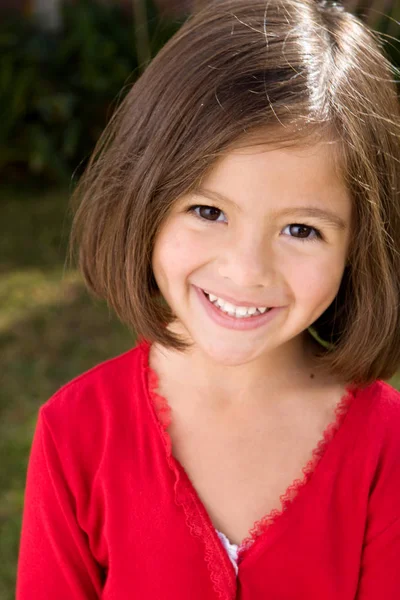 Portret szczęśliwy Hiszpanie dziewczynka uśmiechając się. — Zdjęcie stockowe