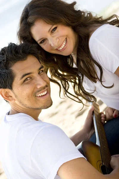Vackra spansktalande par skrattar och ler. — Stockfoto