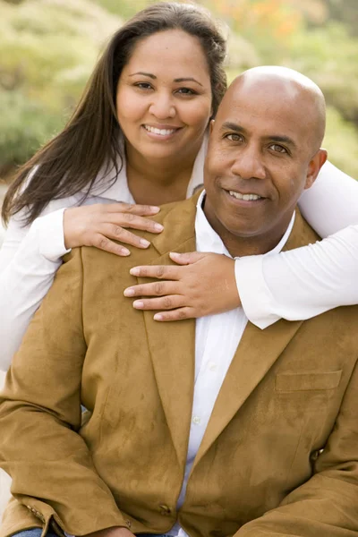 非裔美国人夫妇笑着拥抱以外. — 图库照片