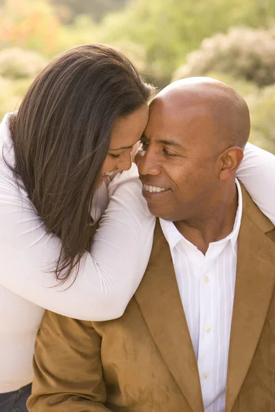 Afrika kökenli Amerikalı çift gülüyor ve dışında sarılma. — Stok fotoğraf